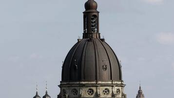 Eine historische Kirche mit einer großen Kuppel und mehreren Türmen, umgeben von anderen Gebäuden.