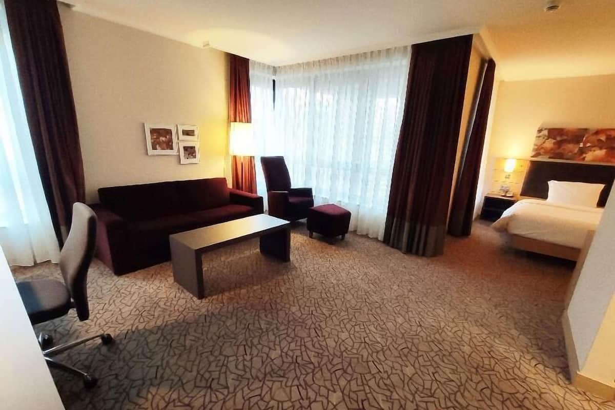 Ropa de cama de alta calidad, cubrecamas y minibar