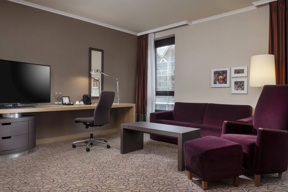 Twin Junior Suite City Wing | Living area | 37-inch flat-screen TV with satellite channels, TV, MP3 dock