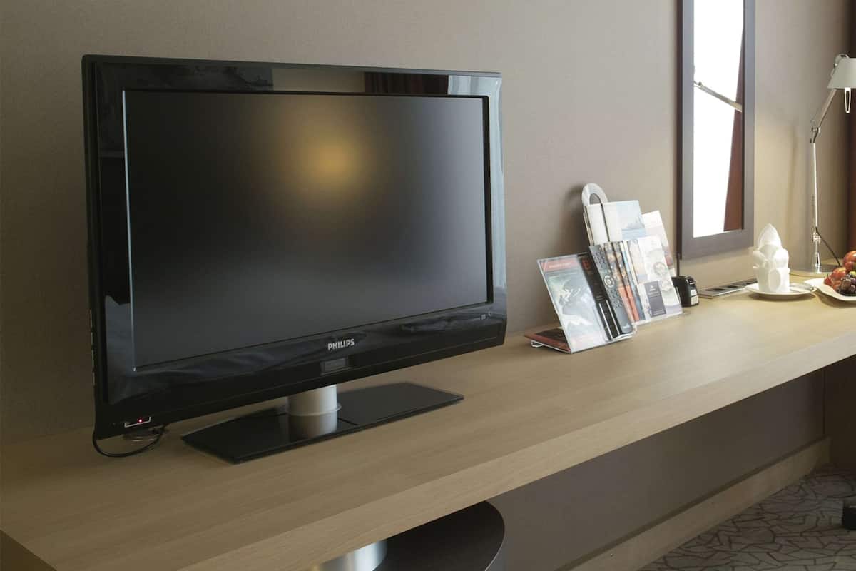 Premium bedding, down comforters, minibar, in-room safe