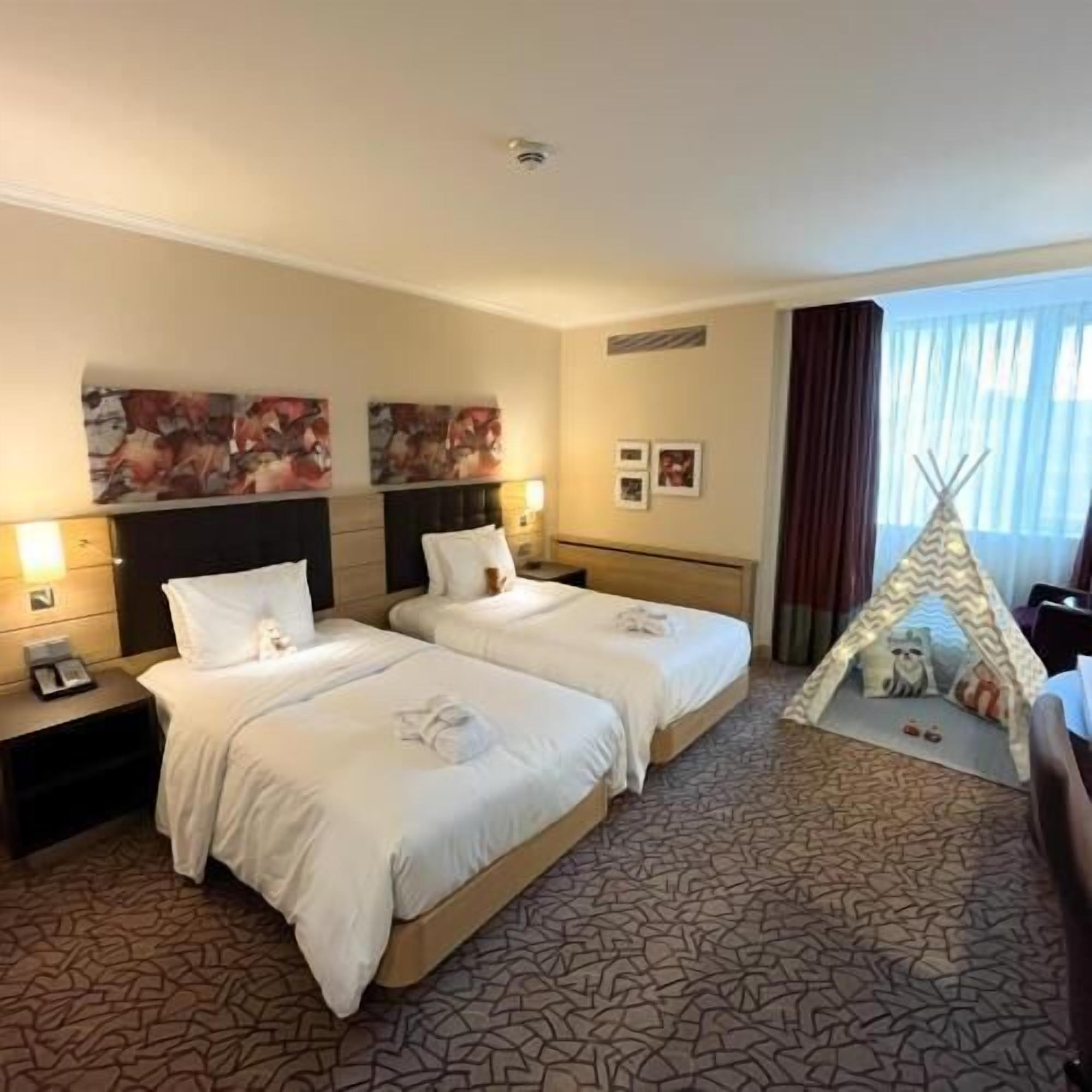 Ropa de cama de alta calidad, cubrecamas y minibar 