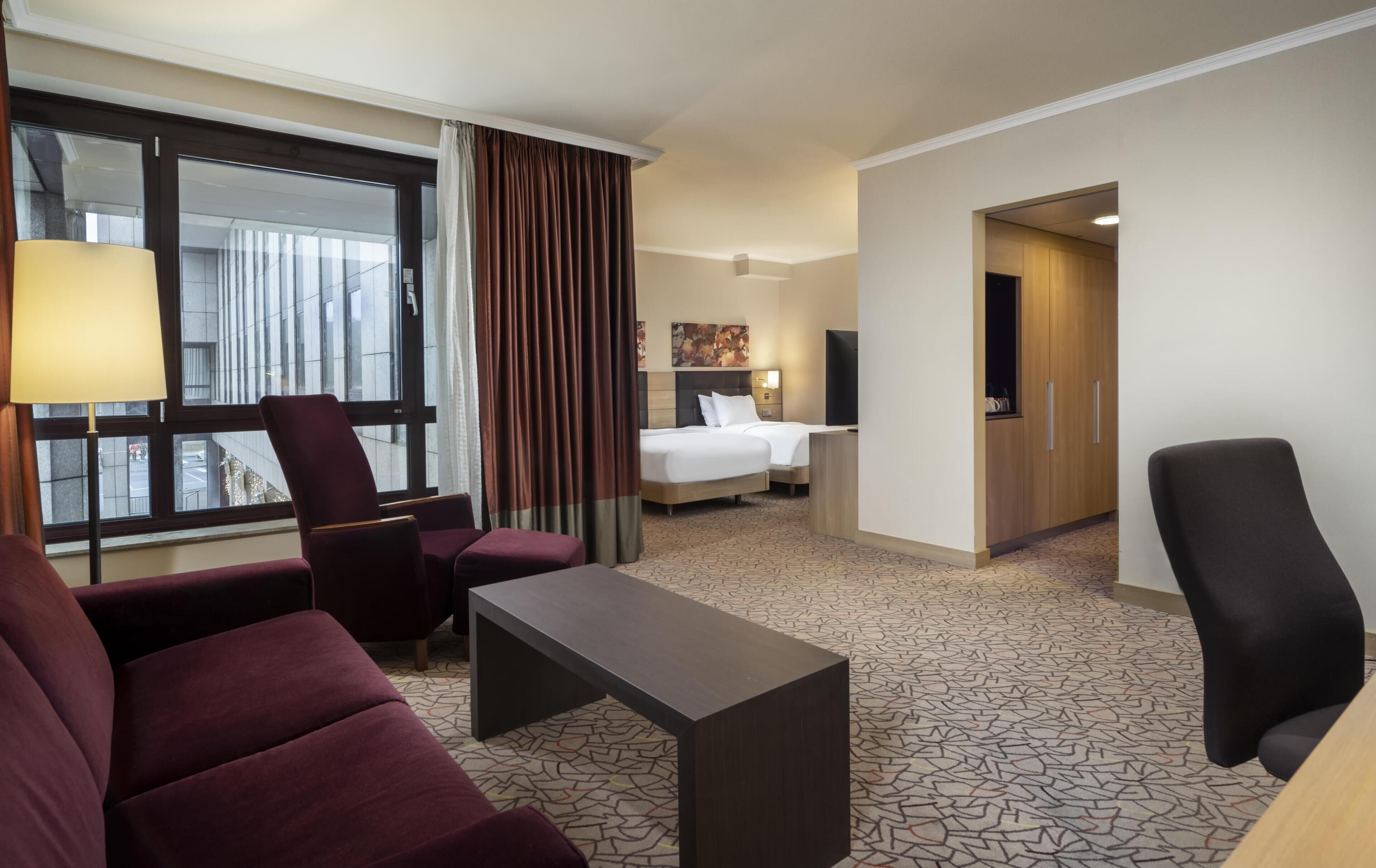 小型套房, 2 张单人床 | 起居区 | 37-英寸纯平电视（配备卫星频道）、电视、MP3 基座