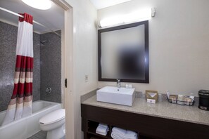 Combined shower/tub, free toiletries, hair dryer, towels