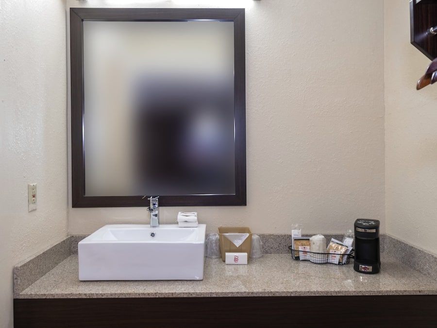 Suihkun ja ammeen yhdistelmä, ilmaiset hygieniatuotteet, hiustenkuivaaja