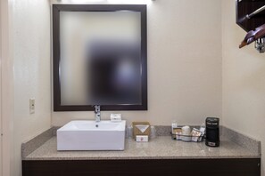 Combined shower/bathtub, free toiletries, hair dryer, towels