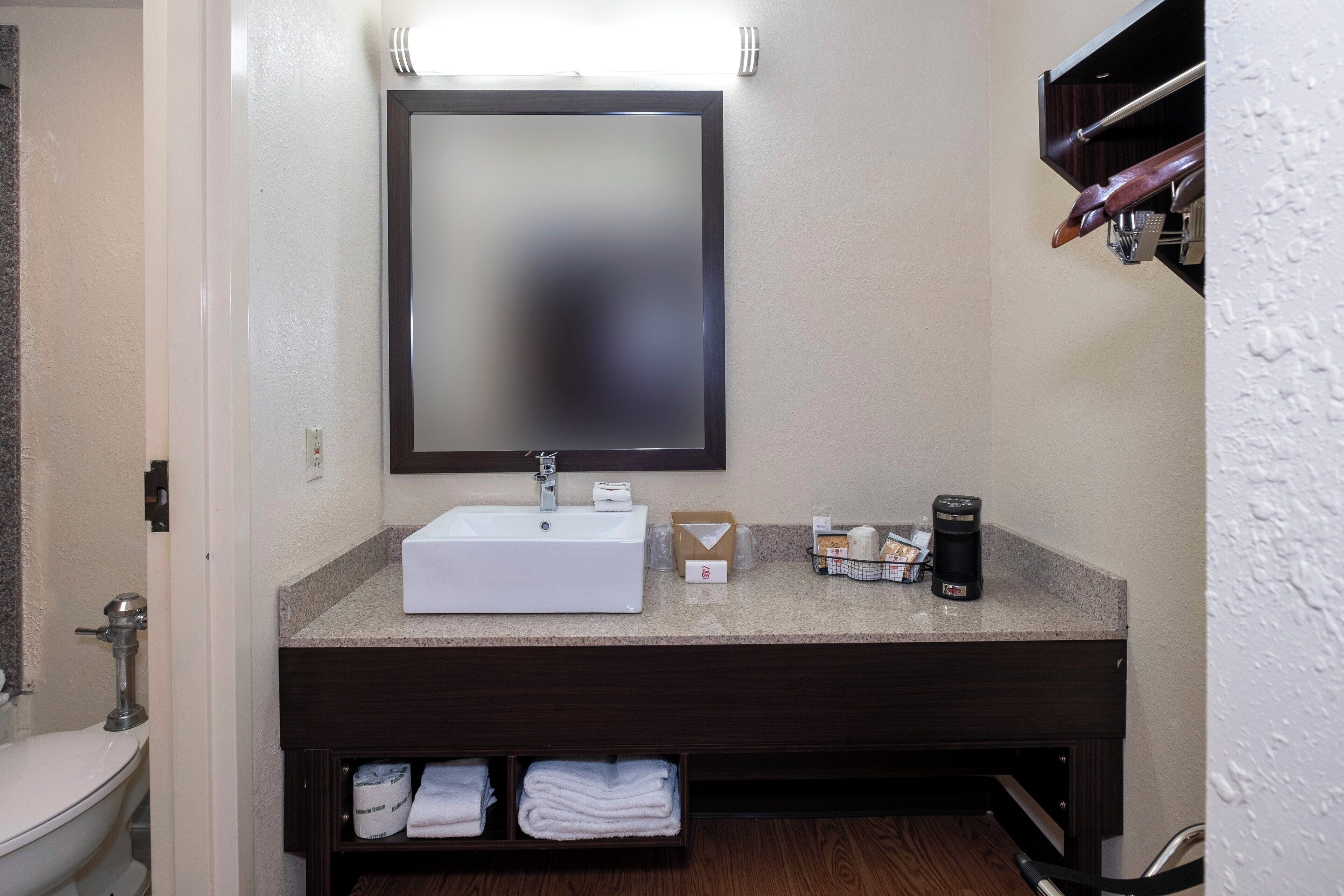 Combined shower/tub, free toiletries, hair dryer, towels