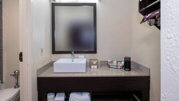 Combined shower/tub, free toiletries, hair dryer, towels