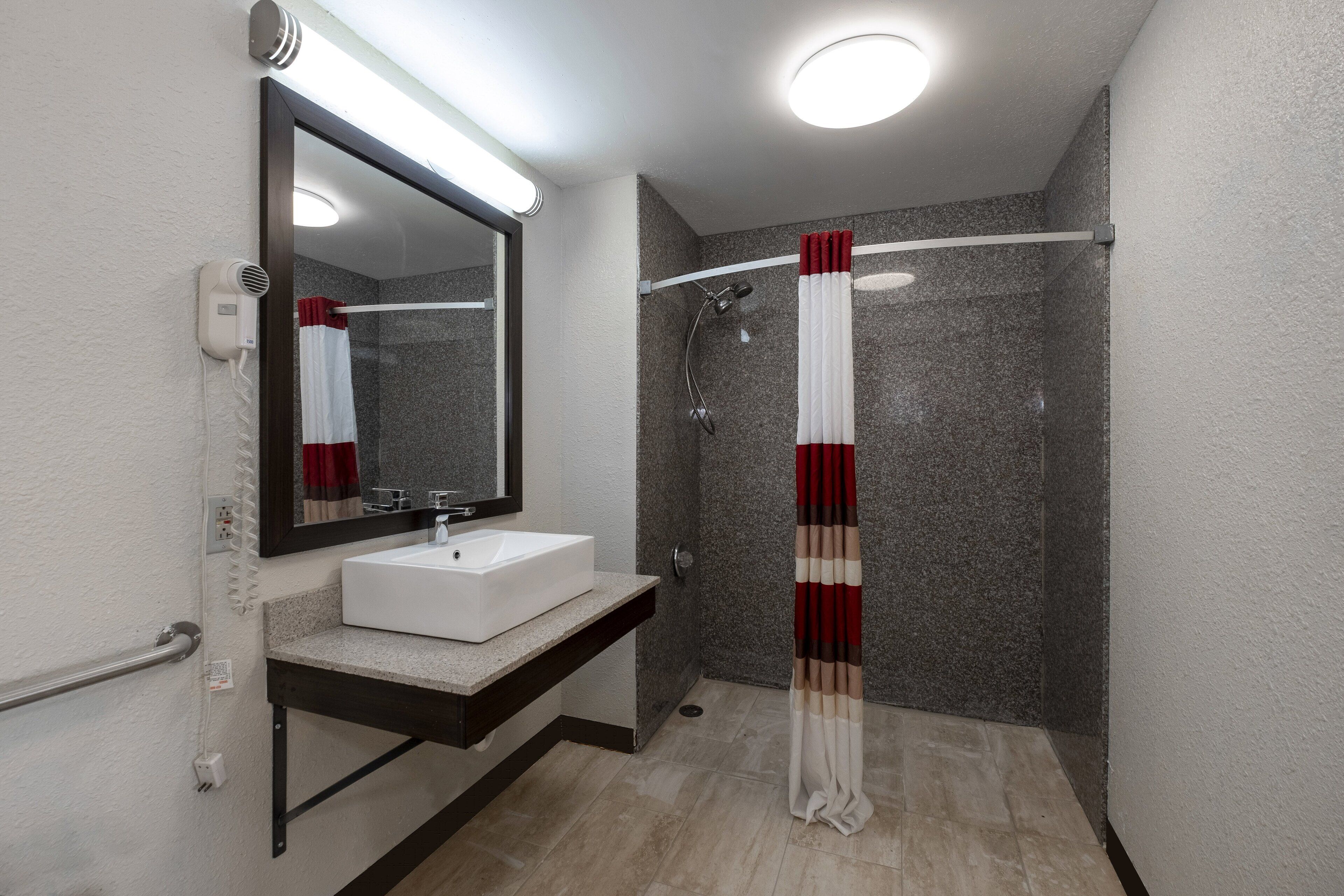 Superior Room, 1 King Bed, Accessible, Non Smoking | Bathroom