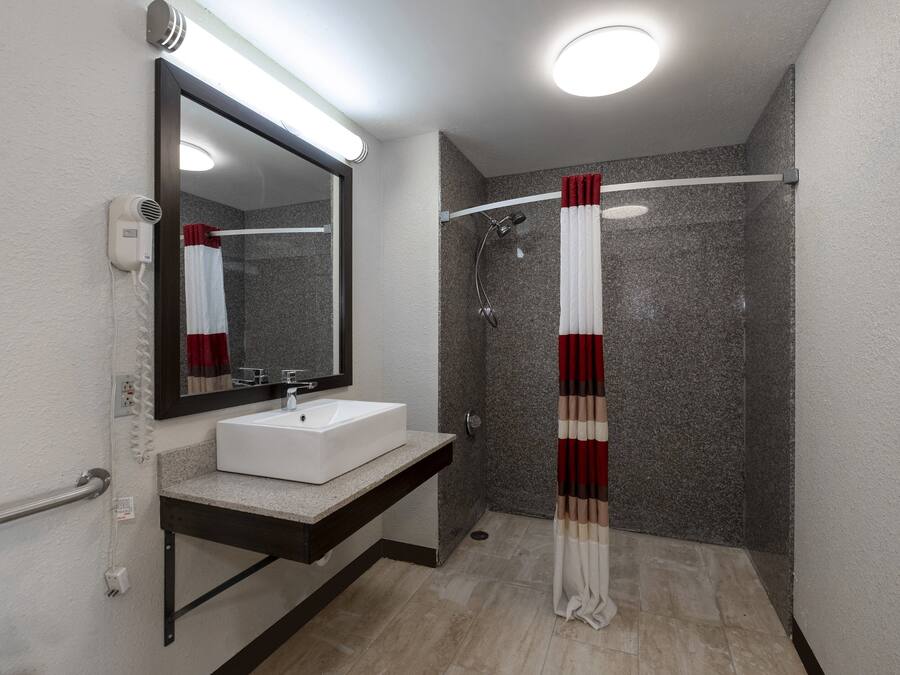 Camera Superior, 1 letto king, accessibile ai disabili, non fumatori | Bagno | Combinazione doccia/vasca, set di cortesia gratuito, asciugacapelli