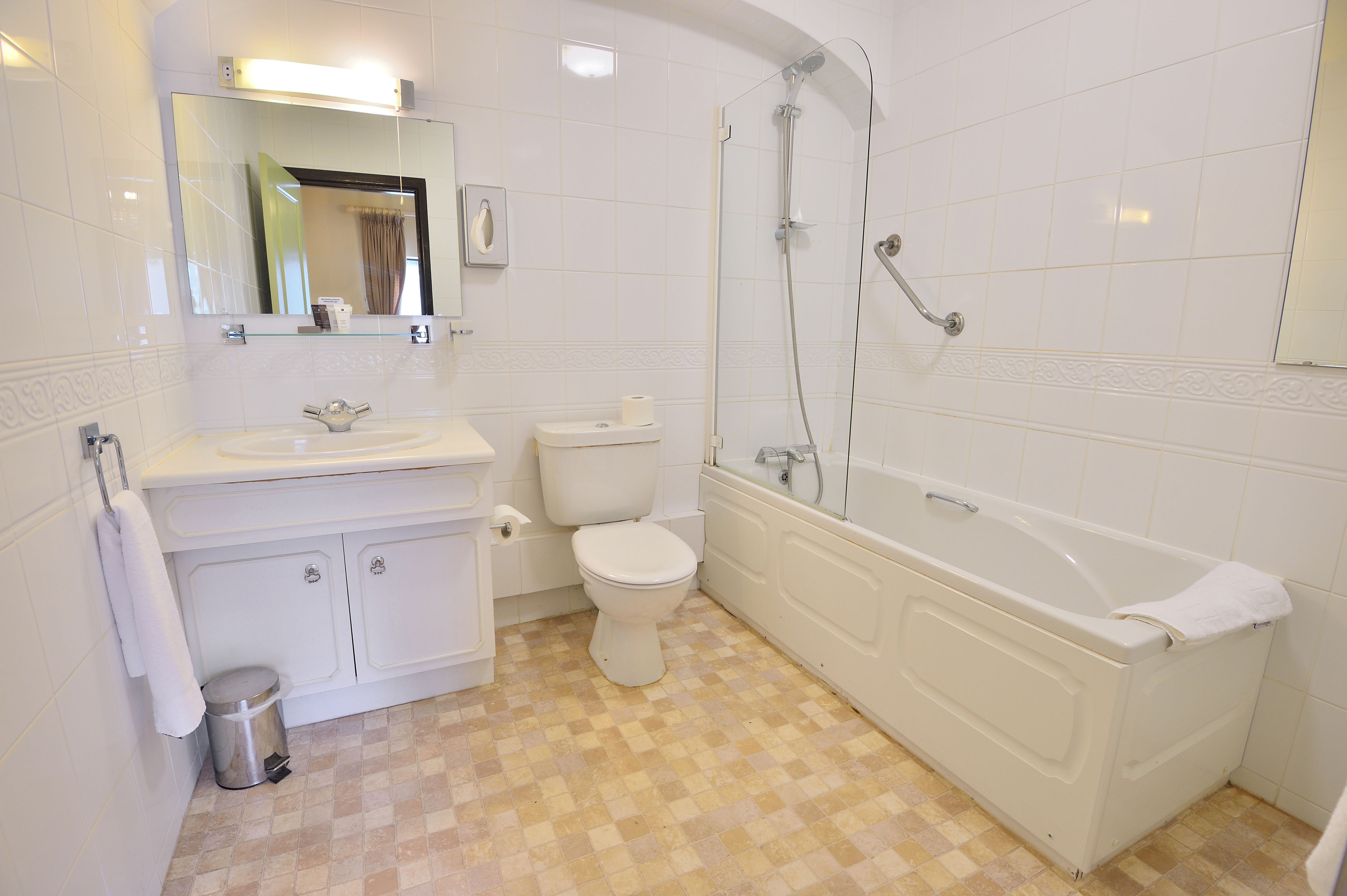 A bathroom with a toilet, sink, and bathtub.