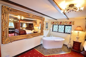 Down duvets, iron/ironing board, free WiFi, bed sheets - The Roundabout Hotel (Pulborough)