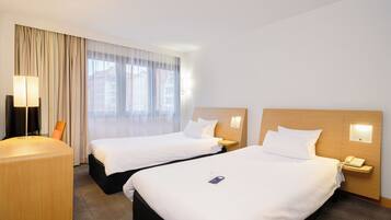 Standard Room with 2 Single Beds | Caja de seguridad en la habitación y escritorio