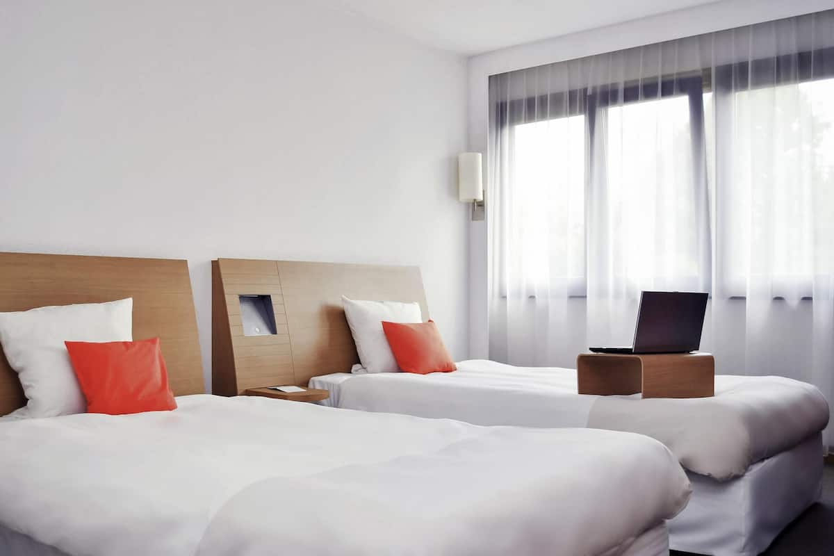 標準客房, 2 張單人床 | 迷你吧、客房內保險箱、書桌、遮光布/窗簾