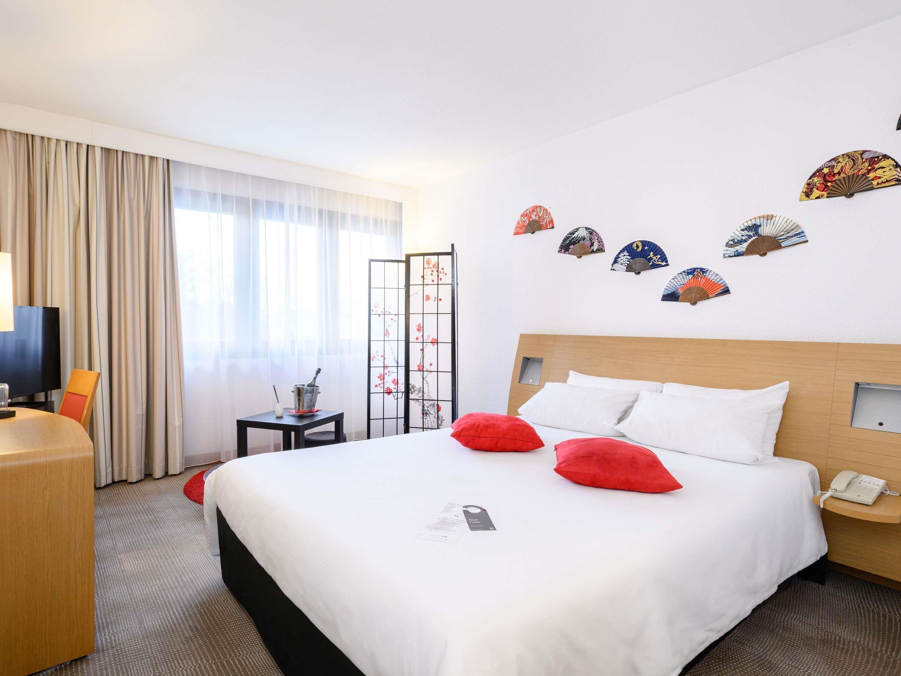 Minibar, caja fuerte, escritorio y cortinas opacas