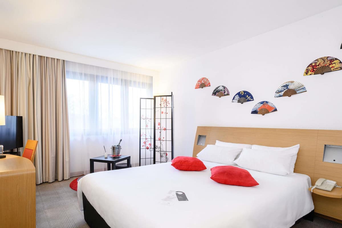 Minibar, caja fuerte, escritorio y cortinas opacas