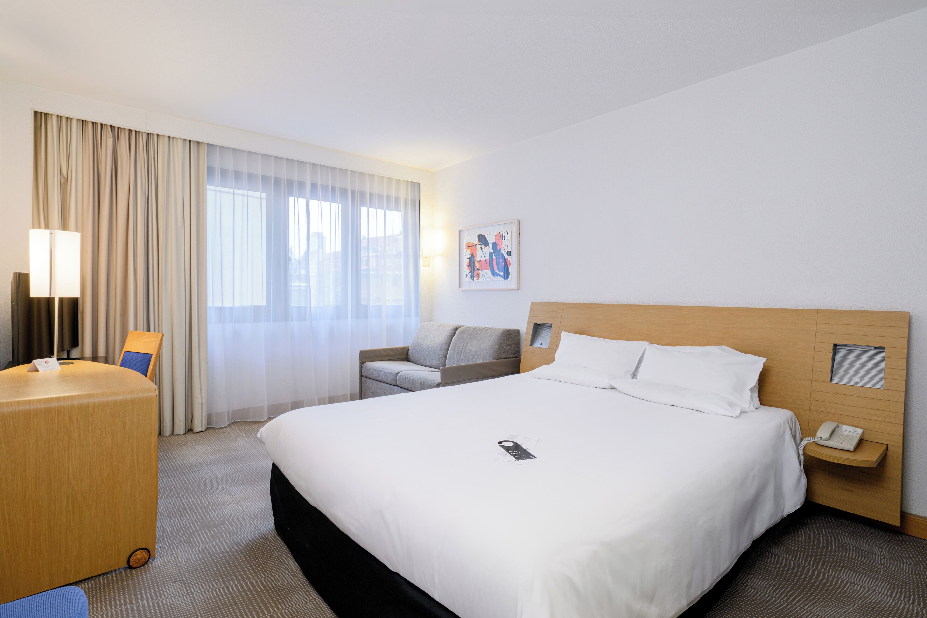 Standard Room with 1 Queen-Size Bed and a Sofa | In-room safe, desk, laptop workspace, blackout drapes