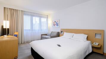 Standard Room with 1 Queen-Size Bed and a Sofa | In-room safe, desk, laptop workspace, blackout curtains