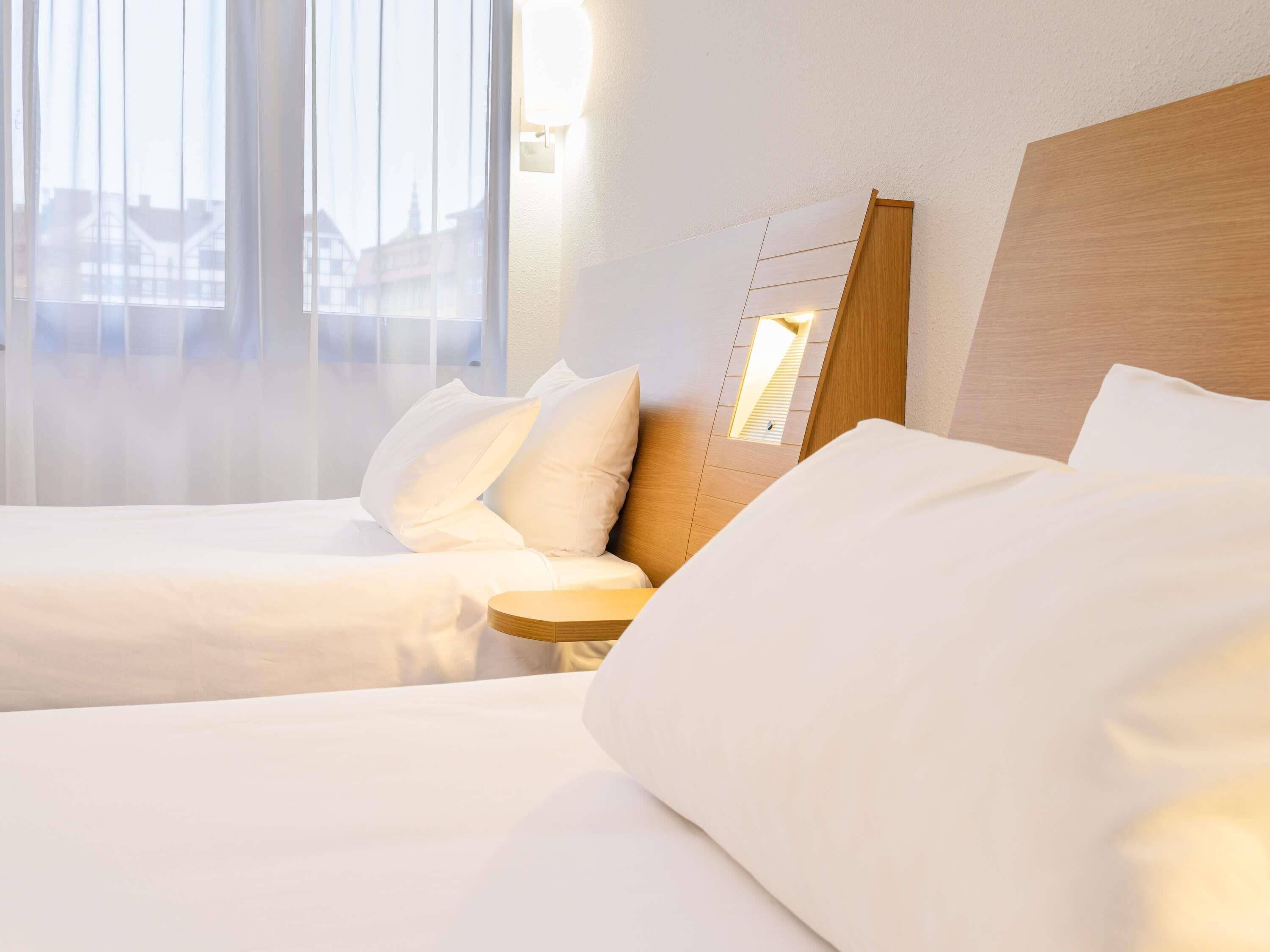 Standard Room with 2 Single Beds | Peti besi dalam bilik, meja, ruang kerja komputer riba 