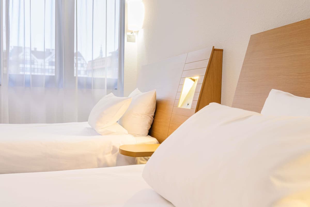 Standard Room with 2 Single Beds | Peti besi dalam bilik, meja, ruang kerja komputer riba