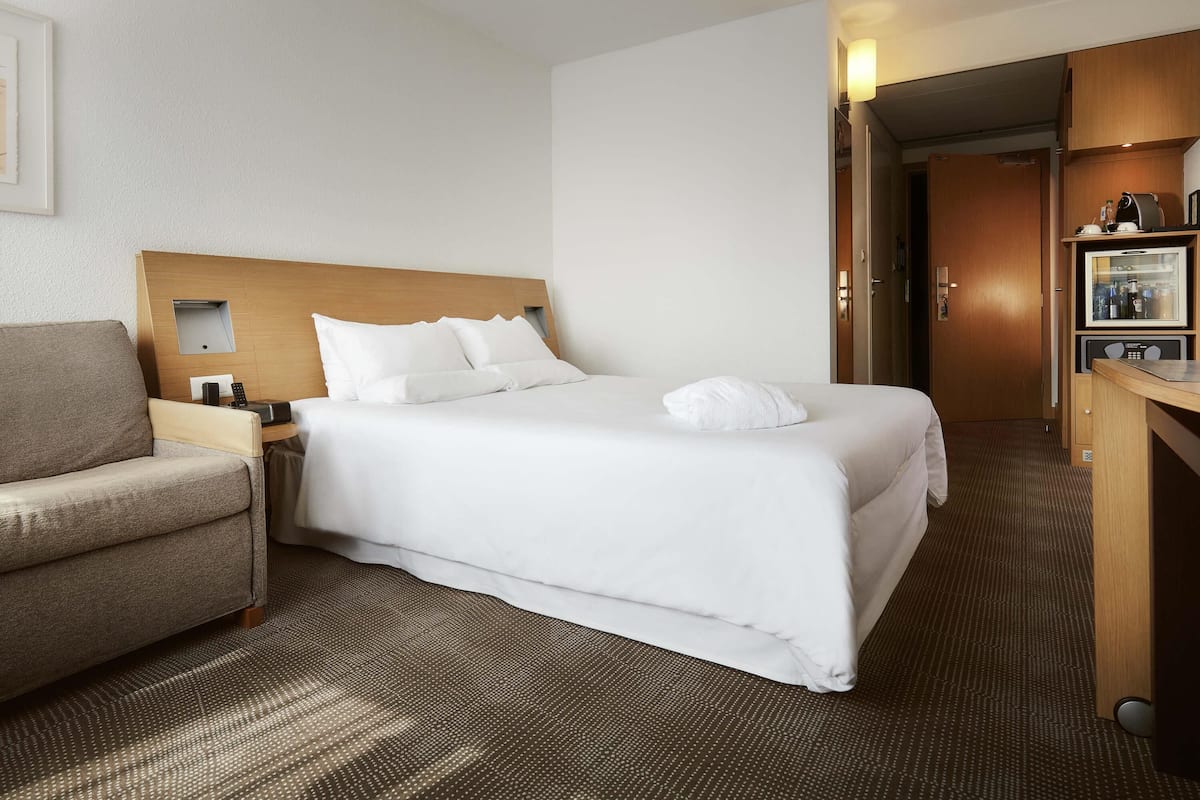 Huone, 1 keskisuuri parisänky ja vuodesohva | Minibaari, tallelokero huoneessa, työpöytä, pimennysverhot