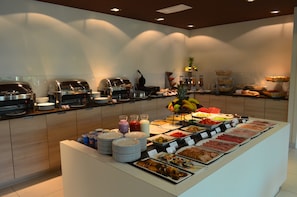 Desayuno buffet diario (PLN 75 por persona)