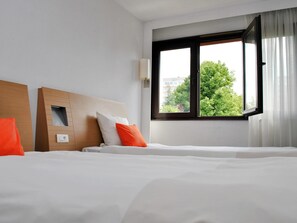 Standard Room, 2 Twin Beds | Minibar, in-room safe, desk, blackout drapes - Novotel Gdansk Centrum (Gdansk)