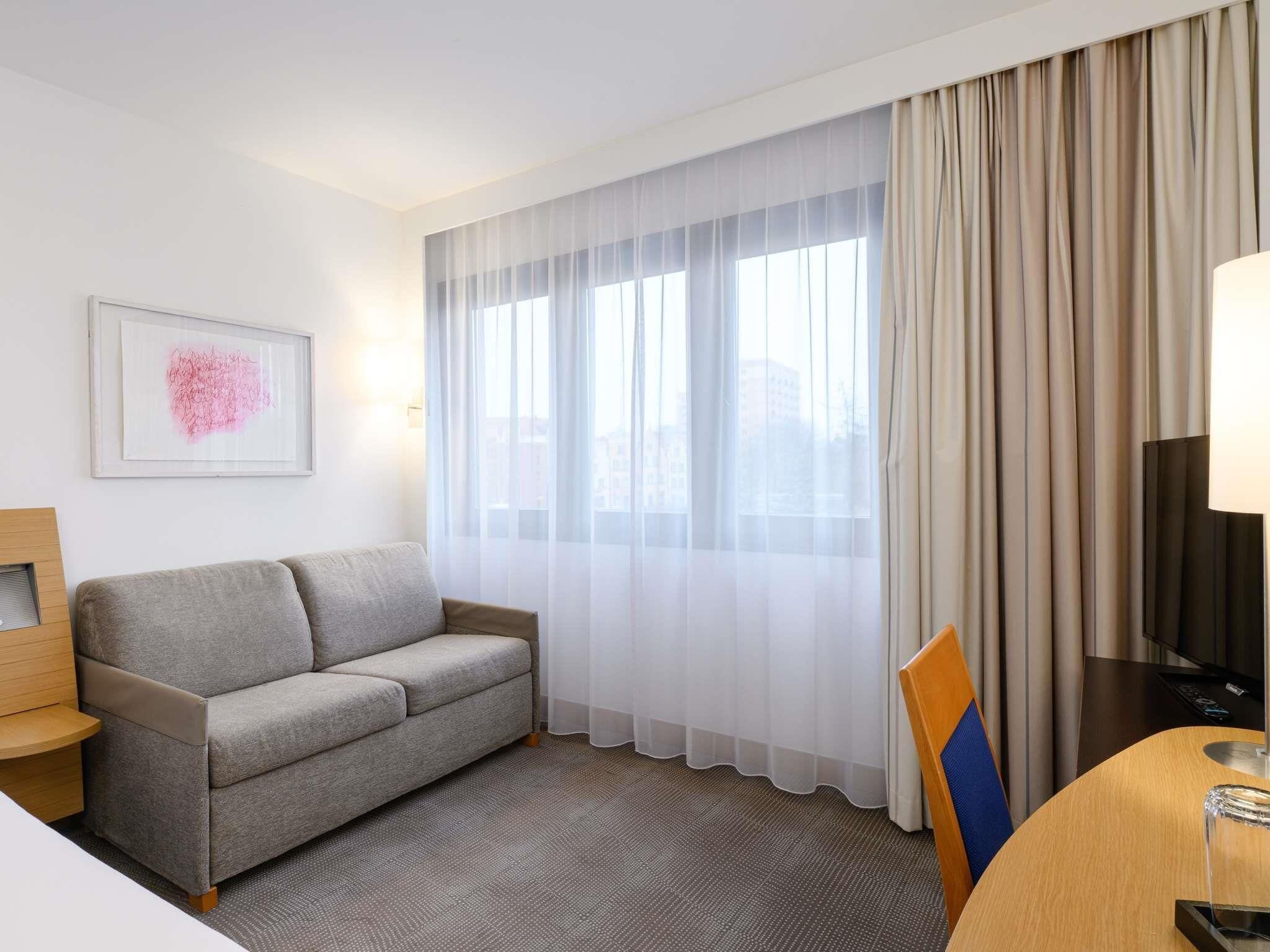 Executive Room with 1 Queen-Size Bed and a Sofa | Peti besi dalam bilik, meja, ruang kerja komputer riba 