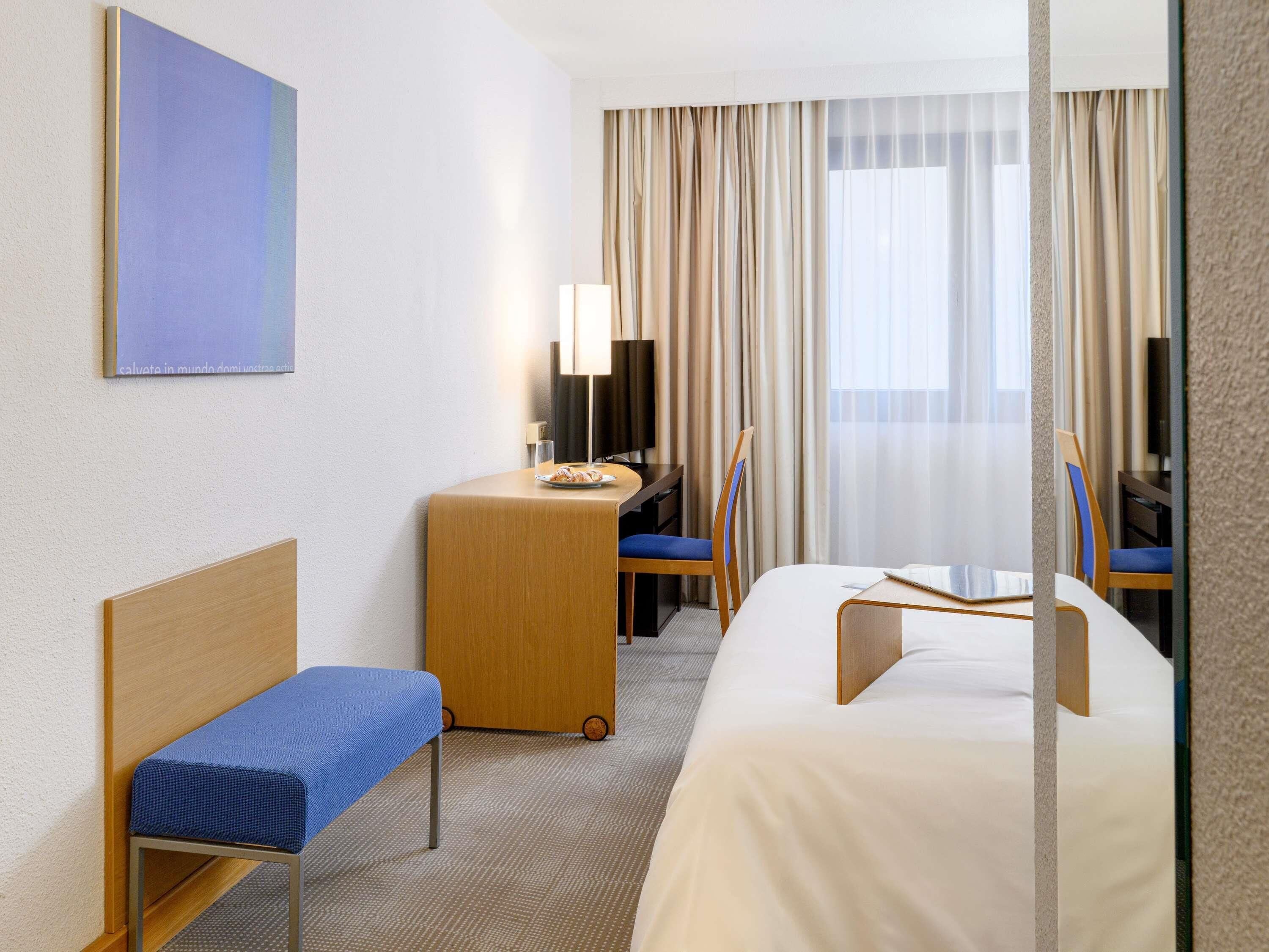 Standard Room with 1 Queen-Size Bed and a Sofa | In-room safe, desk, laptop workspace, blackout drapes
