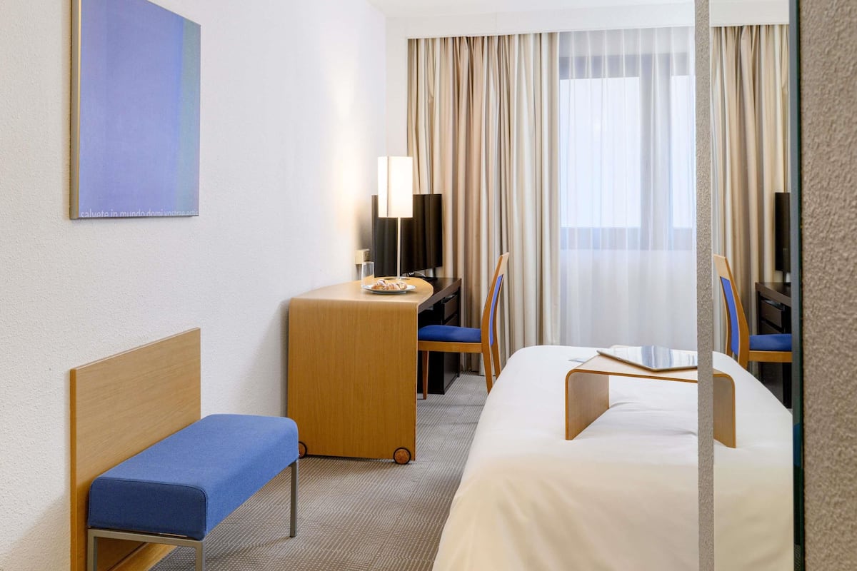 Standard Room with 1 Queen-Size Bed and a Sofa