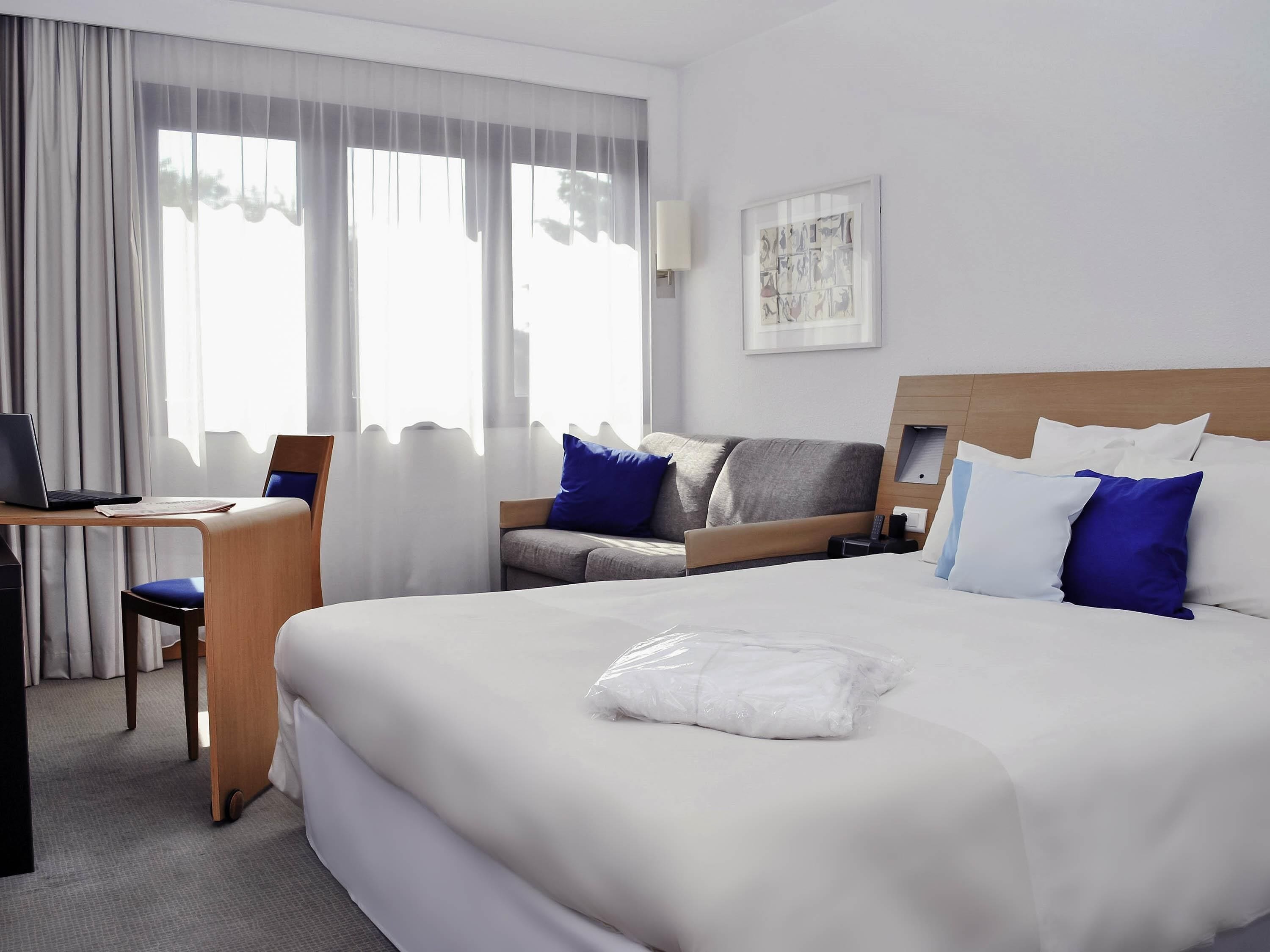 룸, 퀸사이즈침대 1개 및 소파베드 | 미니바, 객실 내 금고, 책상, 암막 커튼