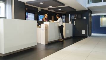 ฝ่ายต้อนรับ