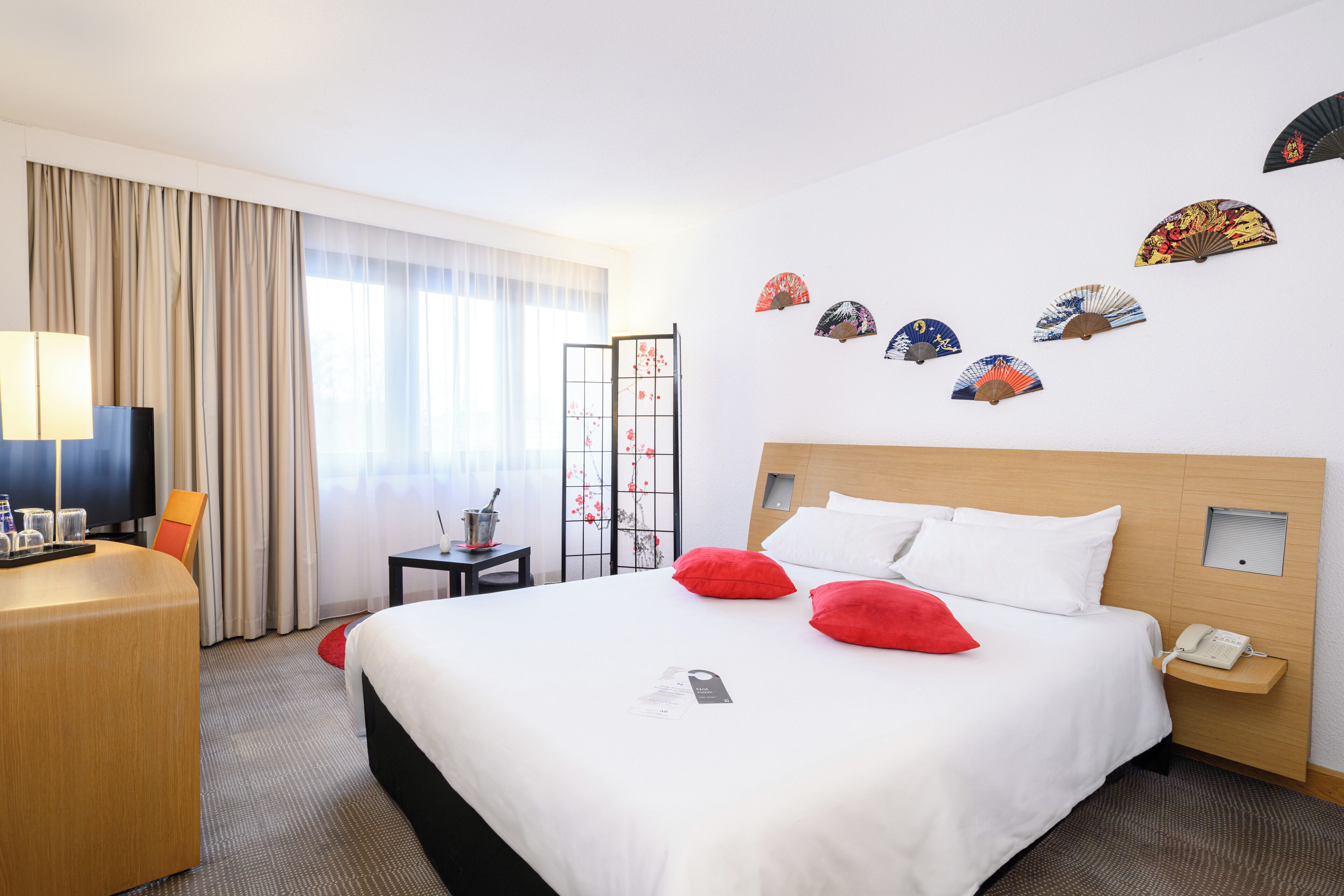 Habitación, 1 cama doble | Minibar, caja fuerte, escritorio y espacio para trabajar con un portátil