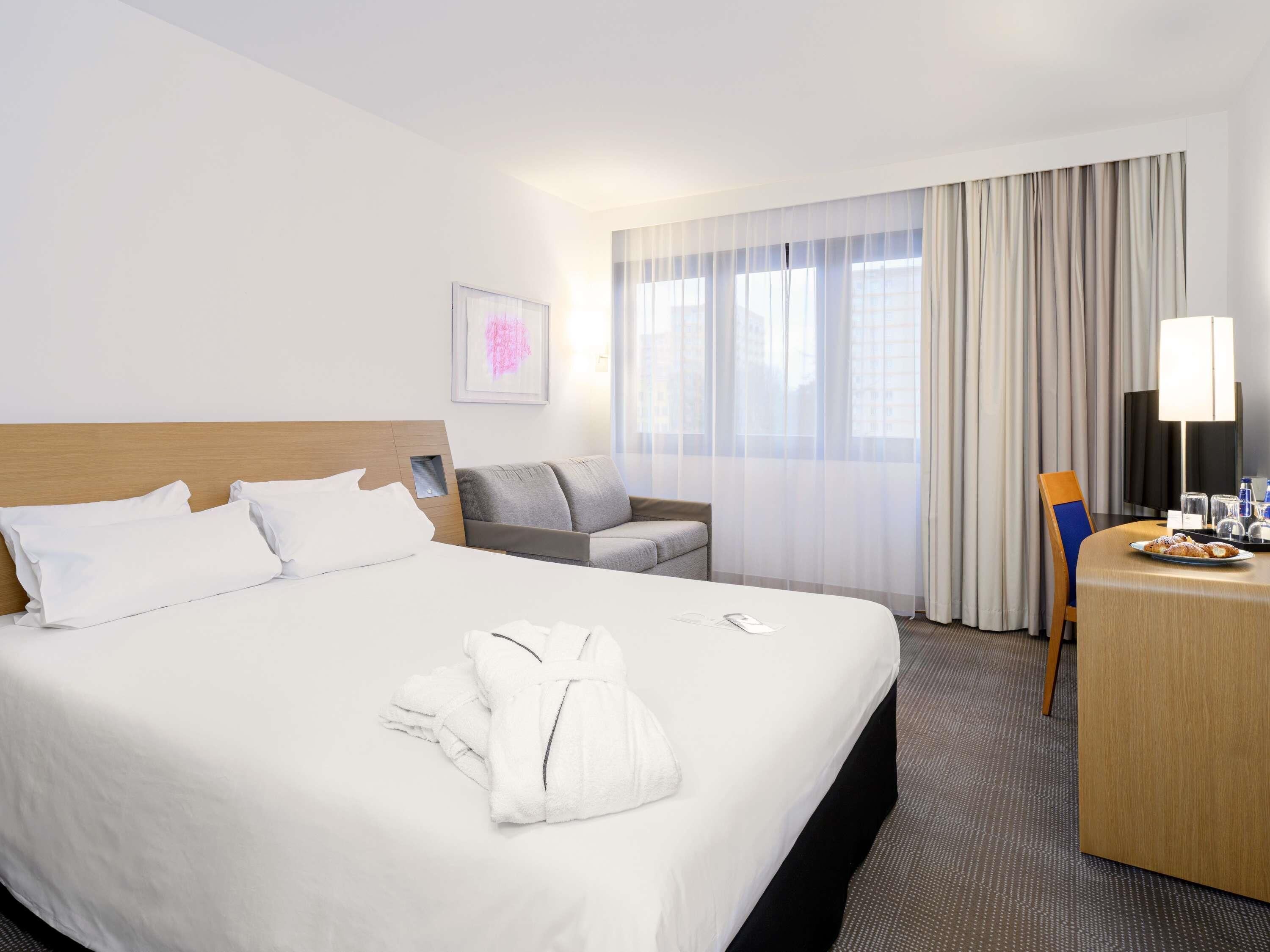 Habitación, 1 cama de matrimonio con sofá cama | Minibar, caja fuerte, escritorio y cortinas opacas