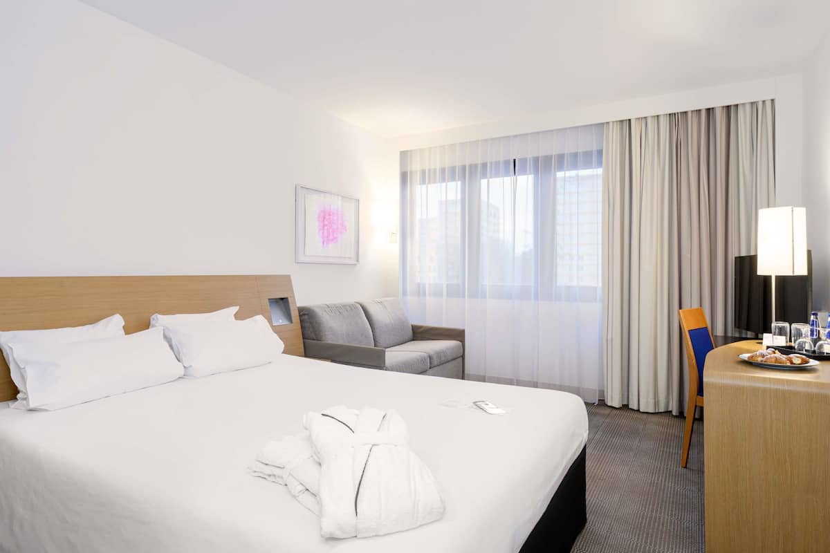 Executive Room with 1 Queen-Size Bed and a Sofa | 객실 내 금고, 책상, 노트북 작업 공간, 암막 커튼