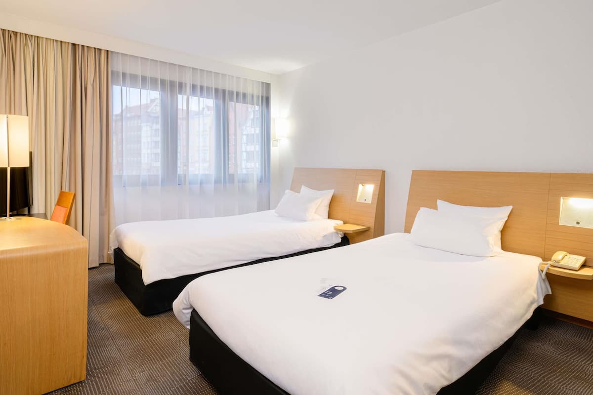 Standard Room with 2 Single Beds | In-room safe, desk, laptop workspace, blackout drapes