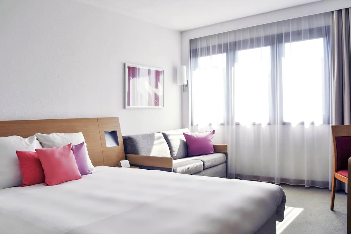 Habitación estándar doble, 1 cama doble con sofá cama | Minibar, caja fuerte, escritorio y cortinas opacas