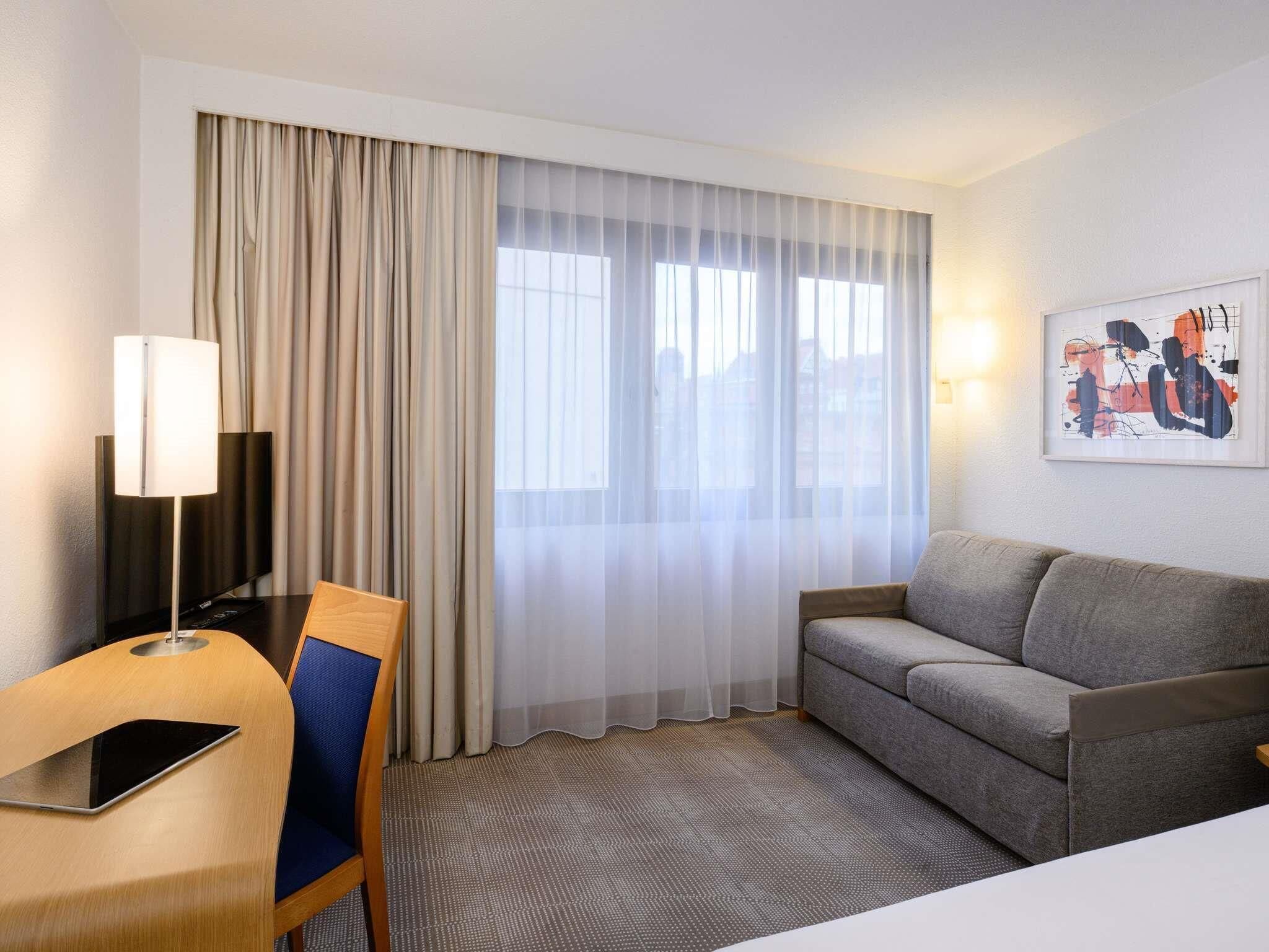 Standard Room with 1 Queen-Size Bed and a Sofa | In-room safe, desk, laptop workspace, blackout drapes