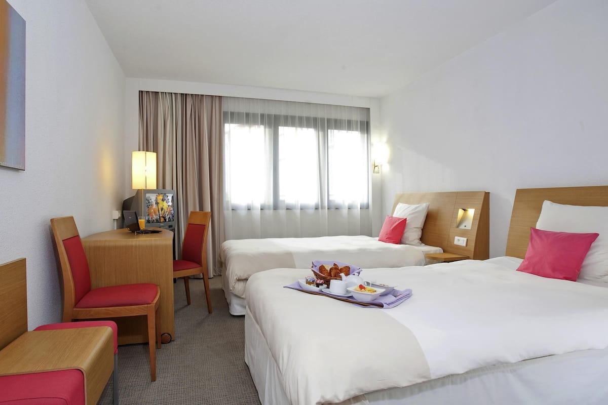 Kamar Standar, 2 Tempat Tidur Twin | Minibar, brankas, meja kerja, dan tirai kedap cahaya