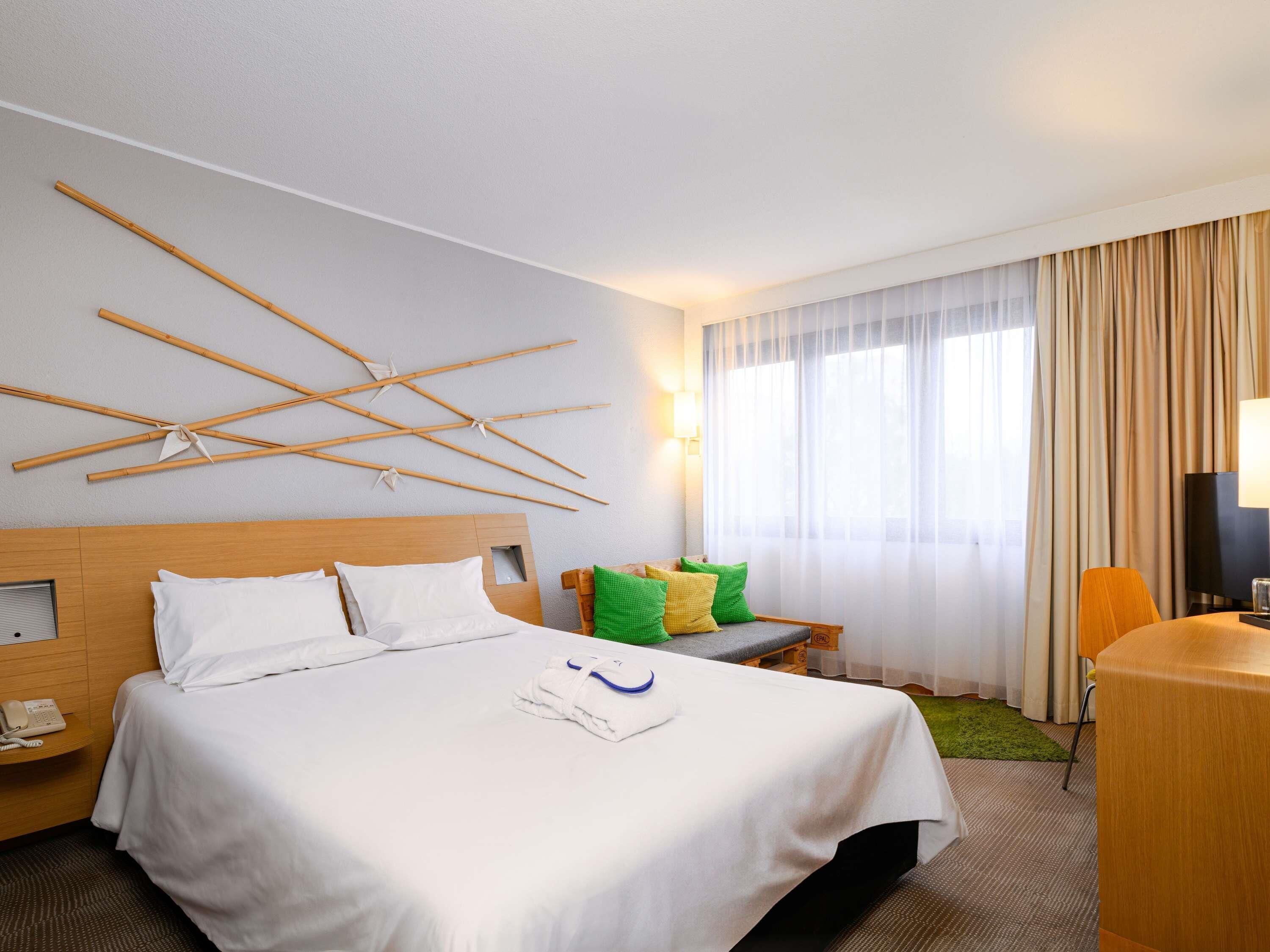 Habitación estándar, 1 cama doble | Minibar, caja fuerte, escritorio y cortinas opacas