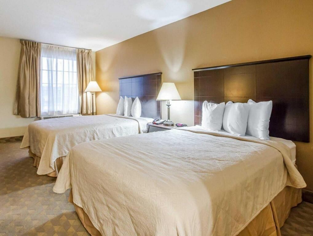 Luxe beddengoed, een bureau, een laptopwerkplek