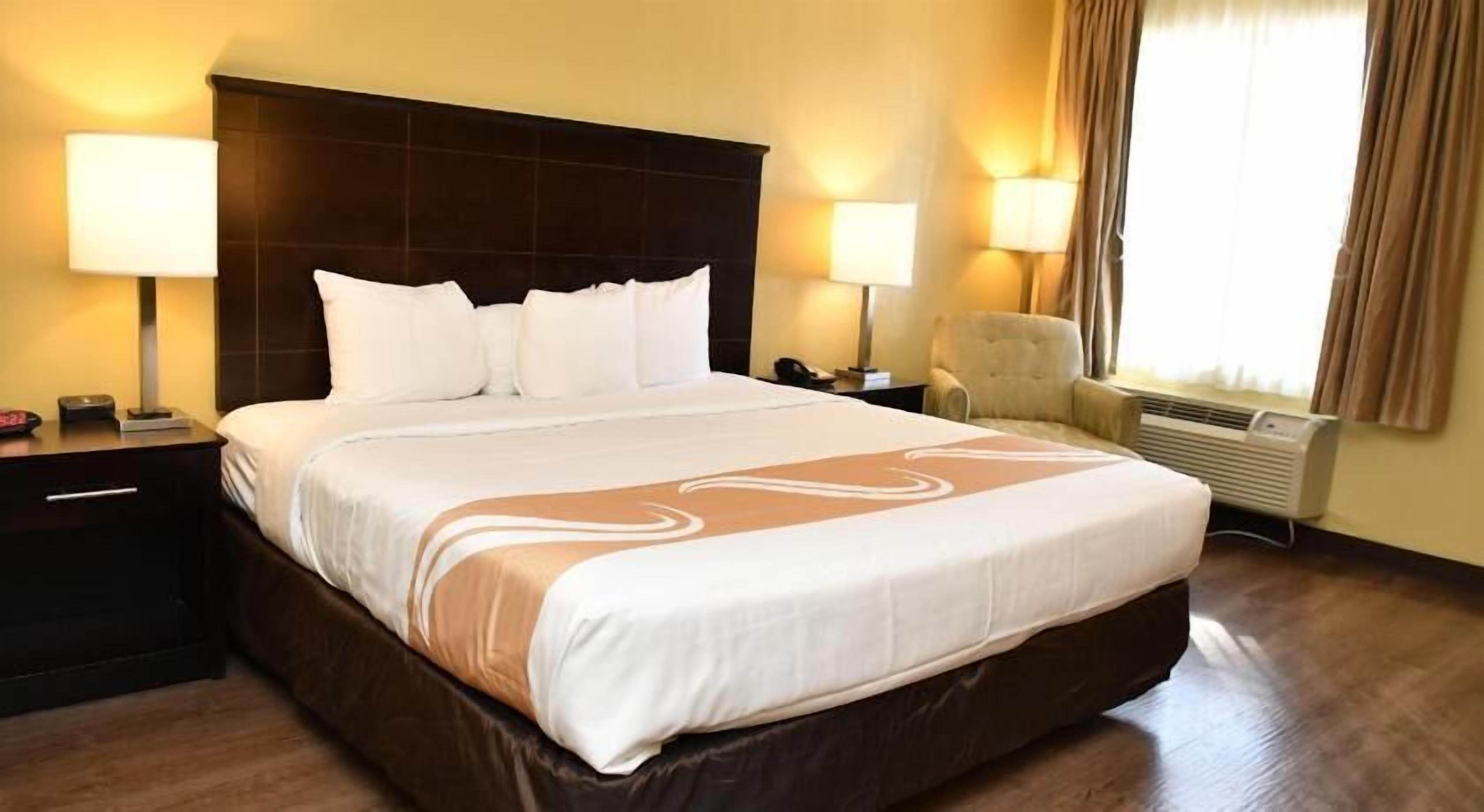 Luxe beddengoed, een bureau, een laptopwerkplek