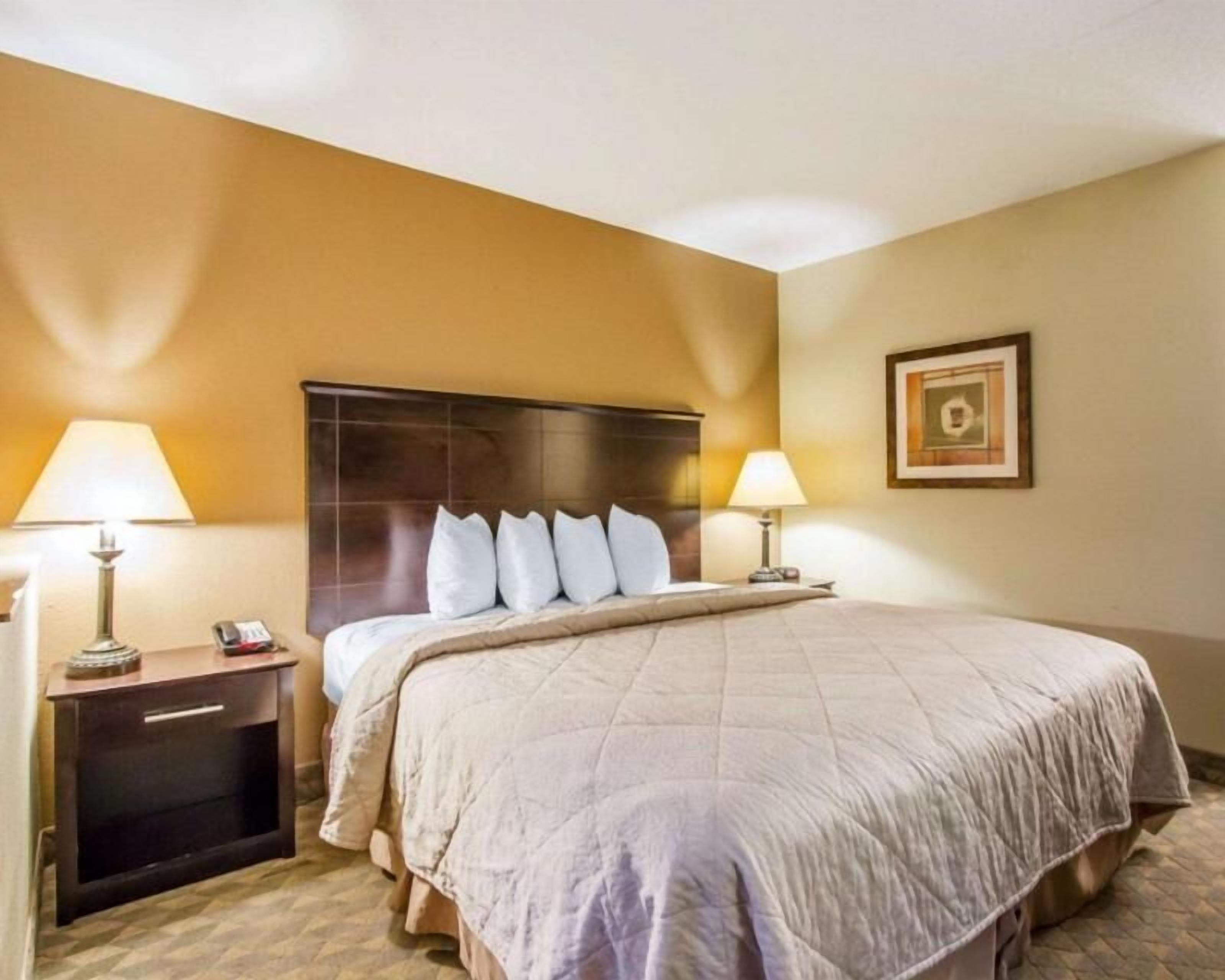 Luxe beddengoed, een bureau, een laptopwerkplek