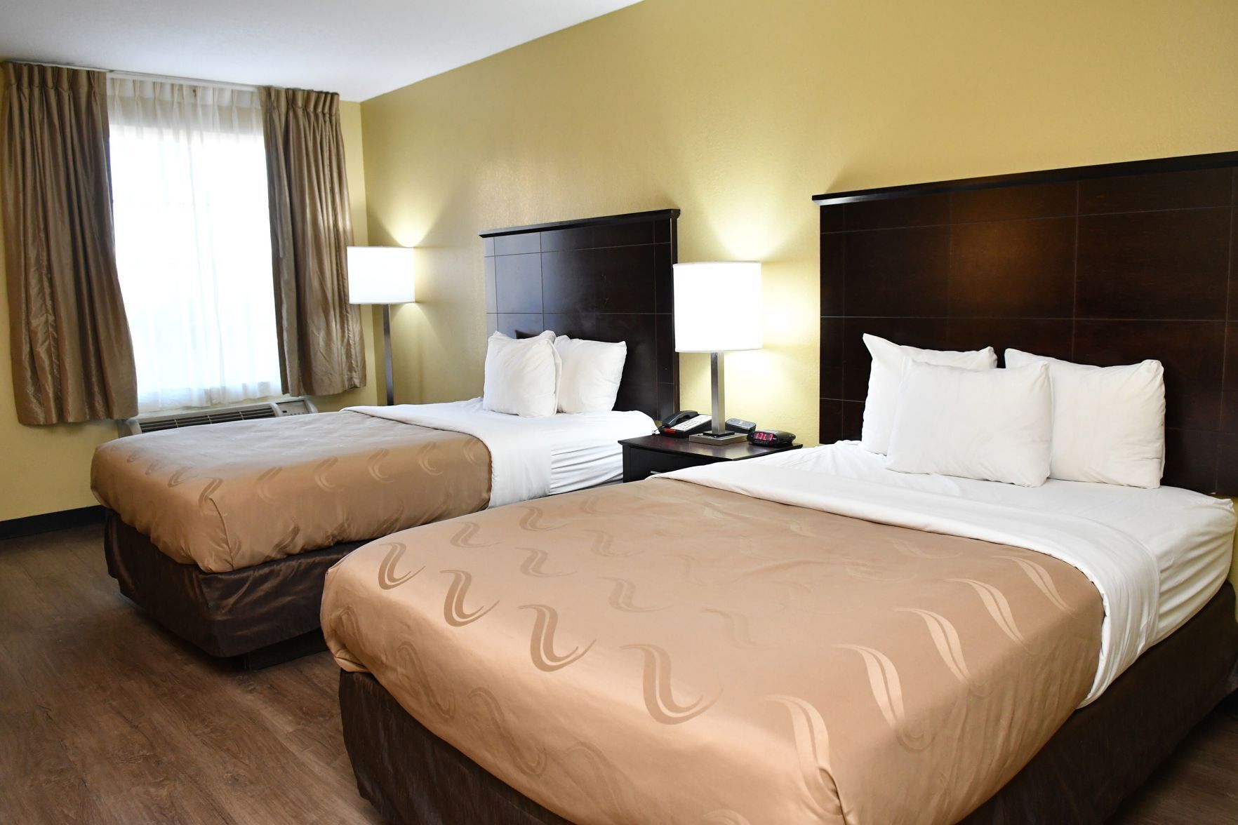 Luxe beddengoed, een bureau, een laptopwerkplek