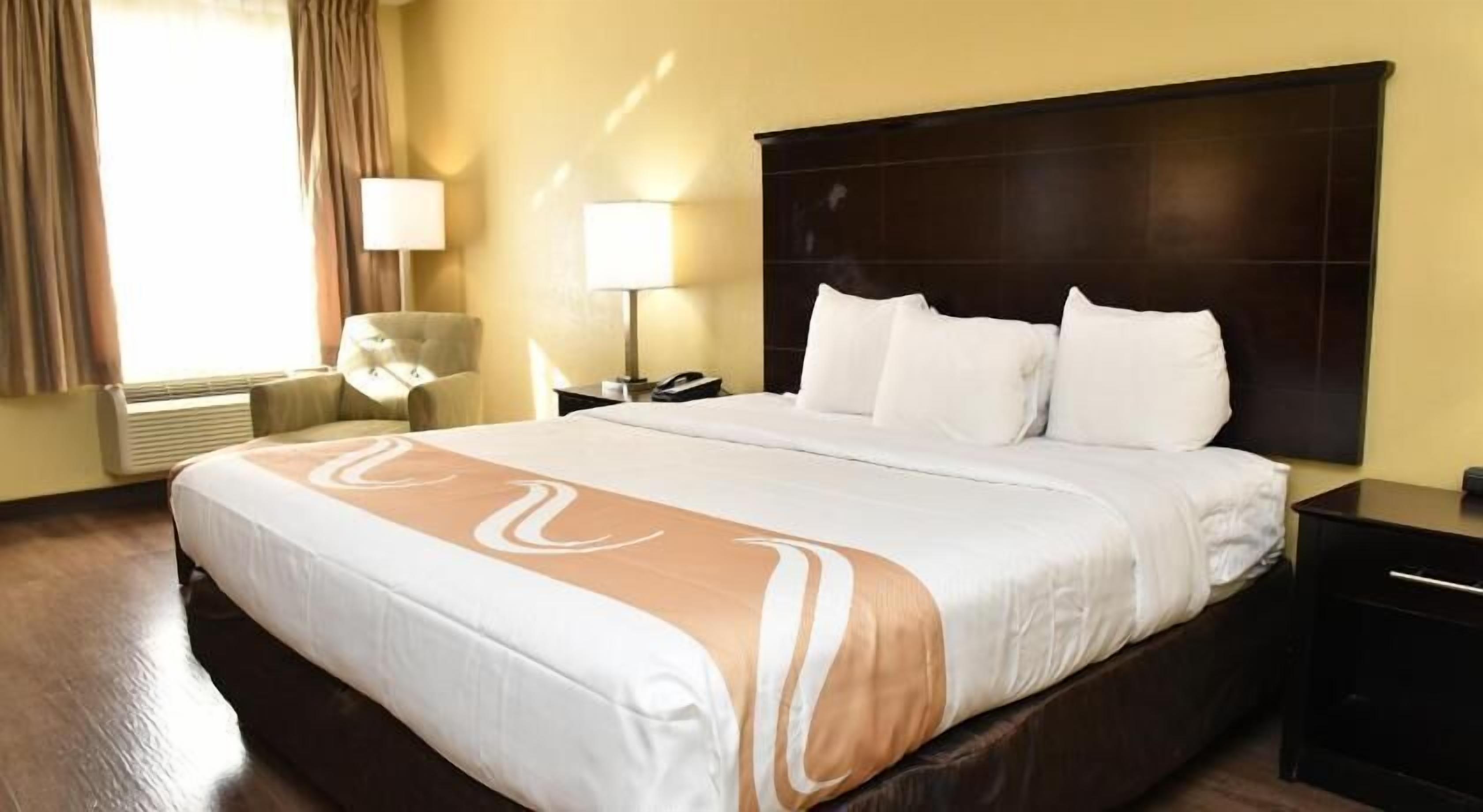 Luxe beddengoed, een bureau, een laptopwerkplek