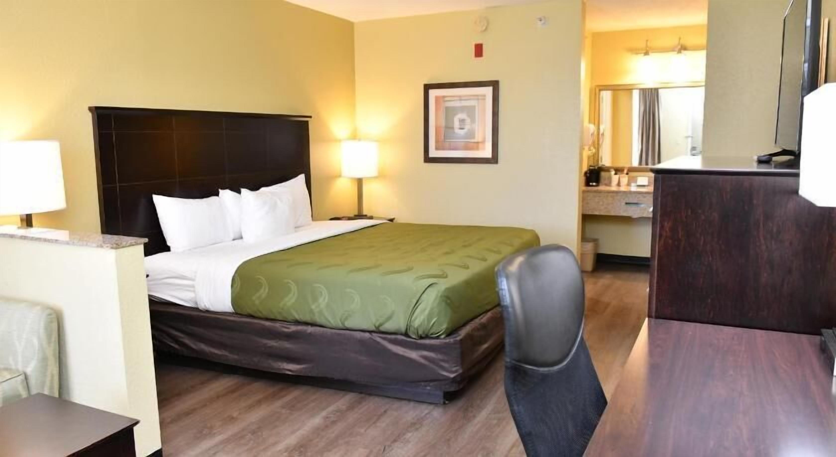 Luxe beddengoed, een bureau, een laptopwerkplek