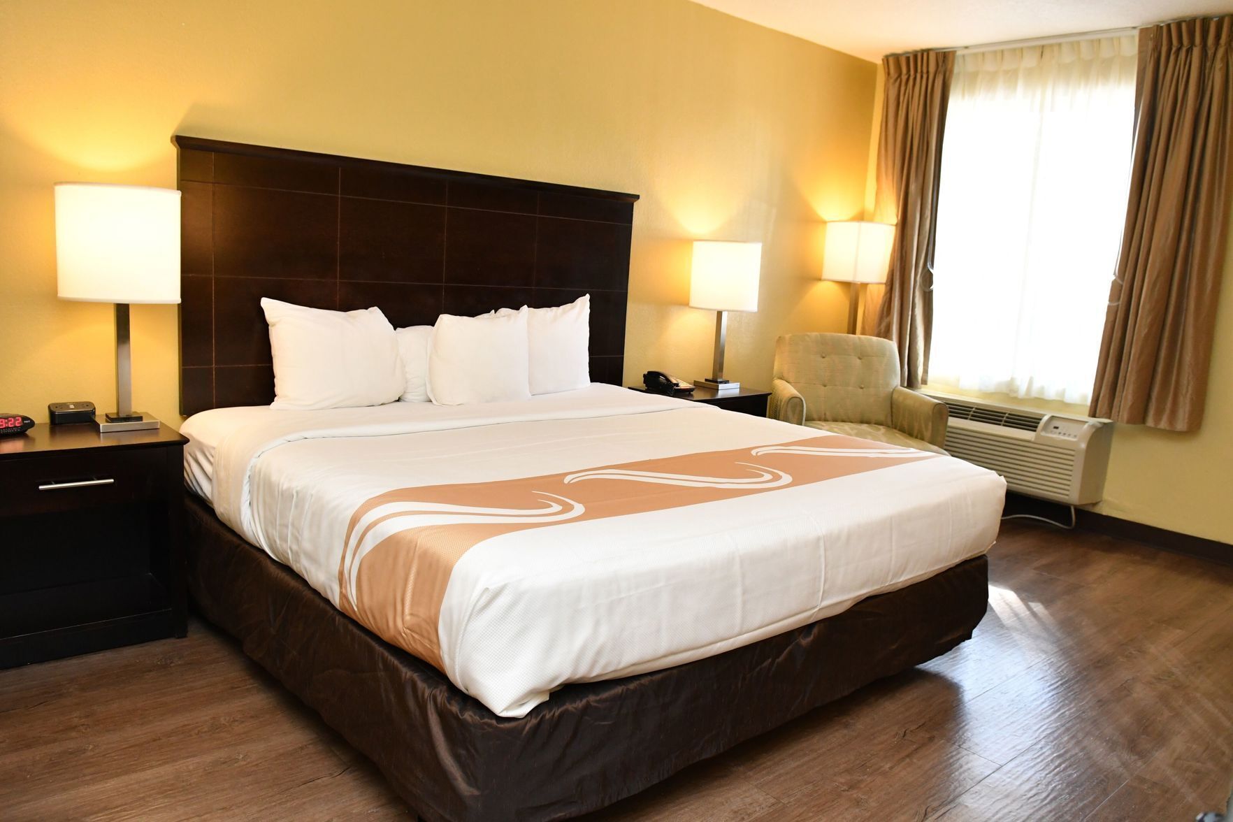 Luxe beddengoed, een bureau, een laptopwerkplek