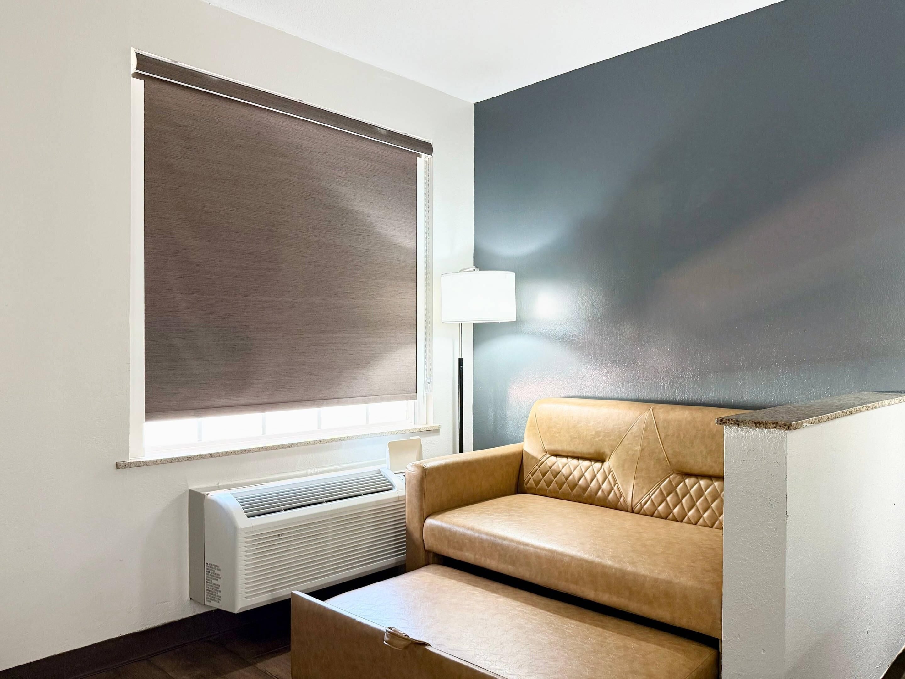 高級寝具、デスク、ノートパソコ ン用作業スペース、遮光カーテン