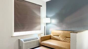 Roupas de cama premium, escrivaninha, espaço de trabalho para notebook