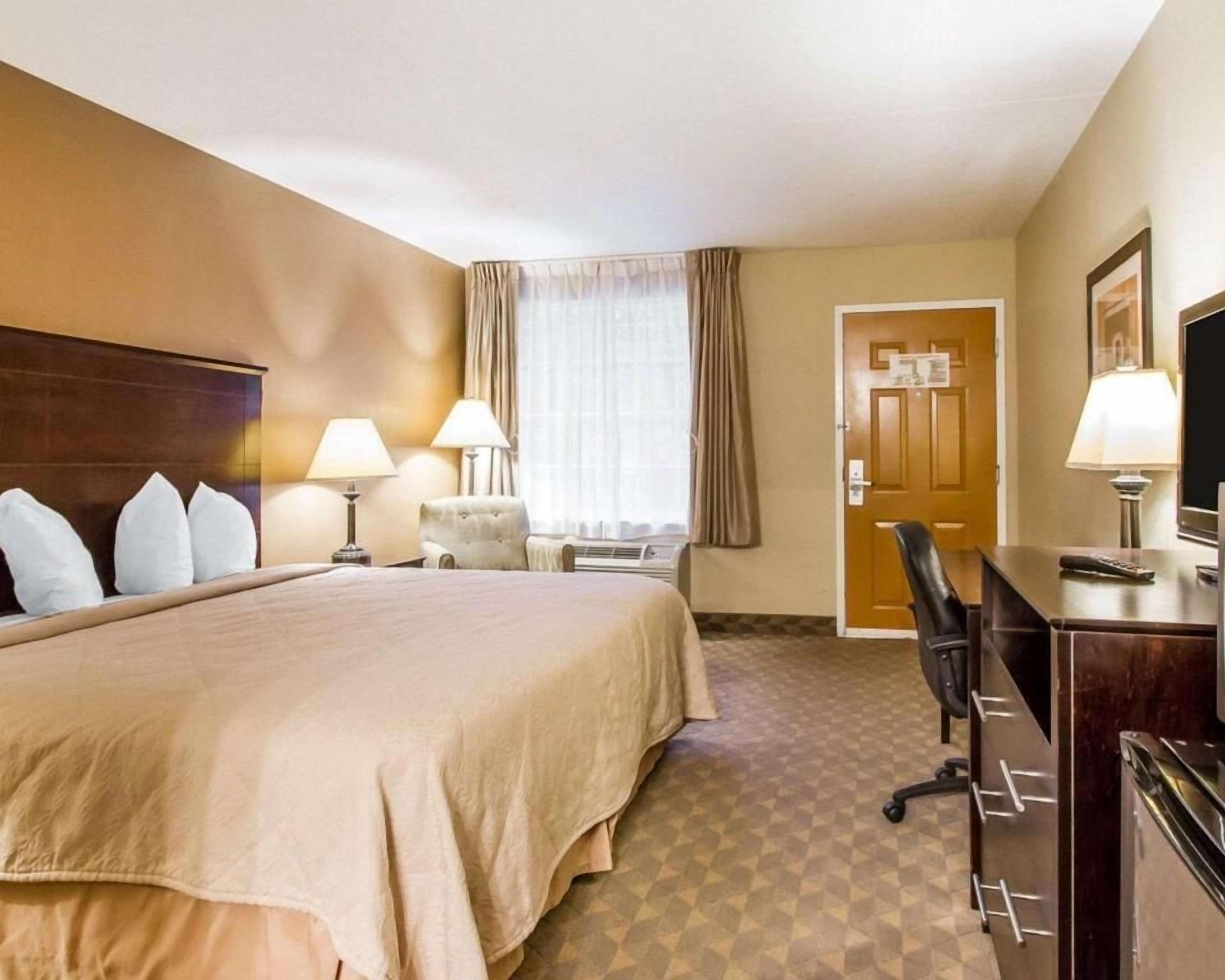 Luxe beddengoed, een bureau, een laptopwerkplek