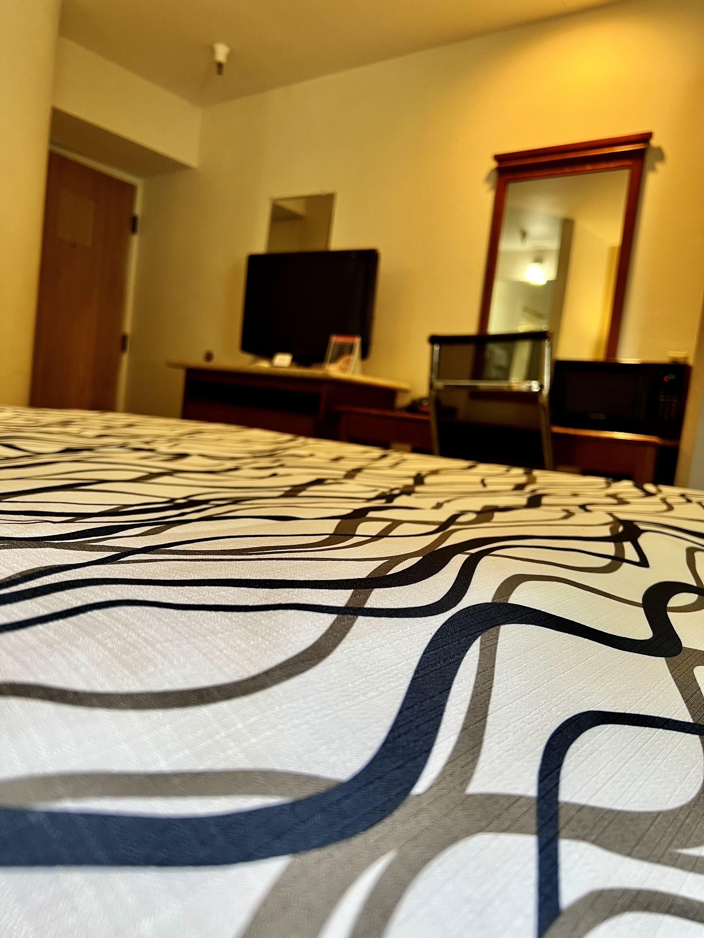 standard room, 1 queen bed, non smoking | pillow-top beds, desk, laptop workspace, iron/ironing board